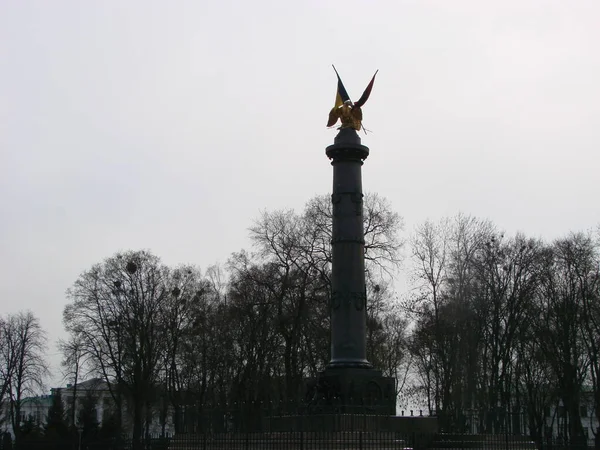 光荣铸铁柱的纪念碑 有青铜部分和鹰 Poltava 乌克兰 — 图库照片