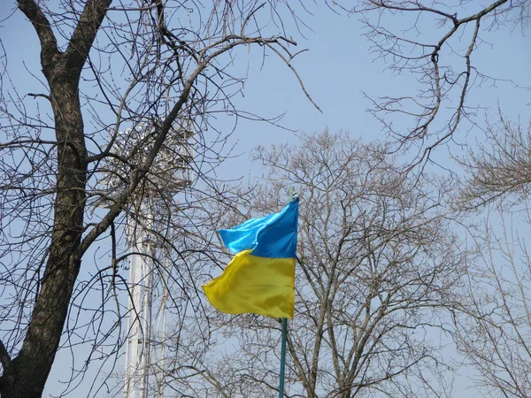 乌克兰国旗 挥动着的乌克兰丝绸制成了透明的金矛 背景是阳光灿烂的蓝天 — 图库照片