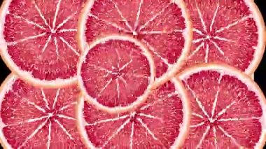 Sulu greyfurt daireleri döner, görünür ve kaybolur, suya düşer. Turuncu, kırmızı, sarı meyve