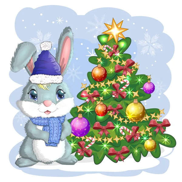 Noel Baba 'nın şapkasında süslü Noel ağacının yanında sevimli bir çizgi film tavşanı. Kış 2023, Noel ve Yeni Yıl.