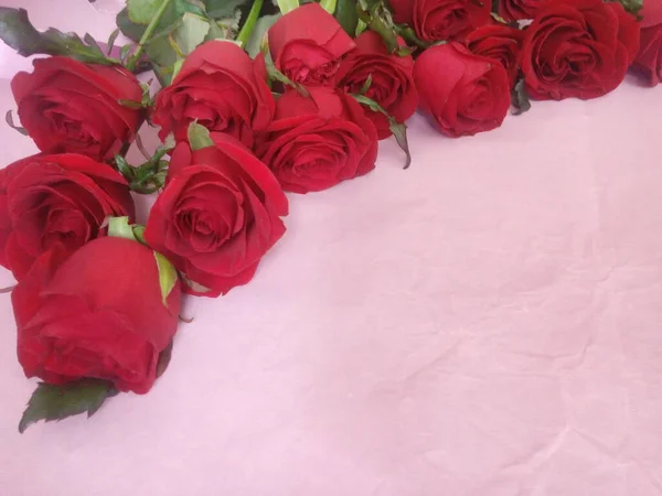 Pink Background Bouquet Red Roses Plate Inscription — ストック写真