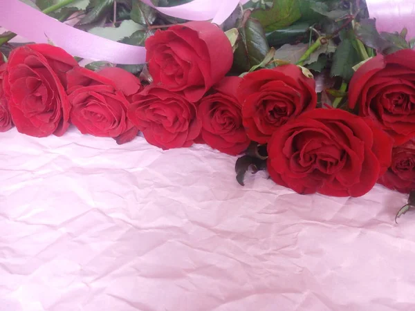 Ροζ Φόντο Ένα Μπουκέτο Κόκκινα Τριαντάφυλλα Και Ένα Πιάτο Για — Φωτογραφία Αρχείου