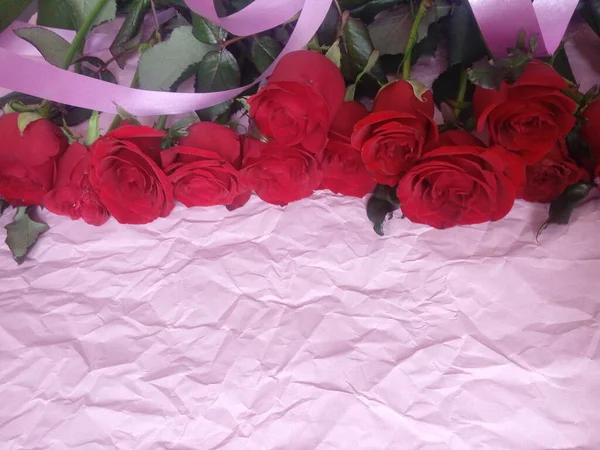 Ροζ Φόντο Ένα Μπουκέτο Κόκκινα Τριαντάφυλλα Και Ένα Πιάτο Για — Φωτογραφία Αρχείου