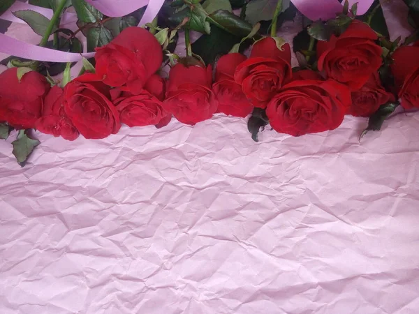 Розовом Фоне Букет Красных Роз Тарелка Надписи — стоковое фото