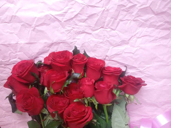 Pink Background Bouquet Red Roses Plate Inscription — Photo