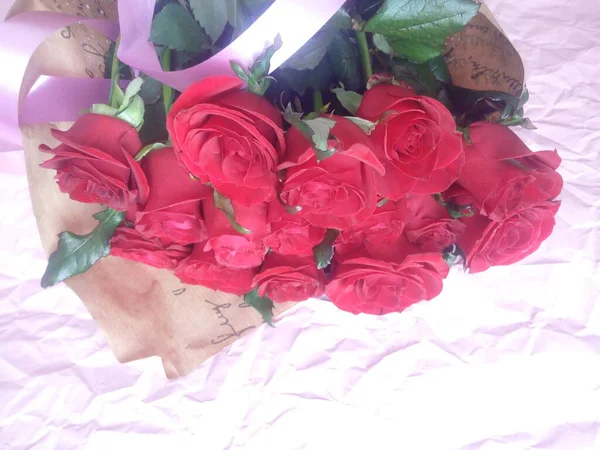 Ευχετήρια Κάρτα Διάταξης Όμορφο Μπουκέτο Κόκκινα Τριαντάφυλλα Και Χώρο Για — Φωτογραφία Αρχείου