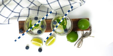 Çeşitli limonata ya da mojito kokteylleri, taze buzlu limonlu yabanmersinli su, beyaz tepeden izole edilmiş yaz sağlıklı detoks içecekleri.