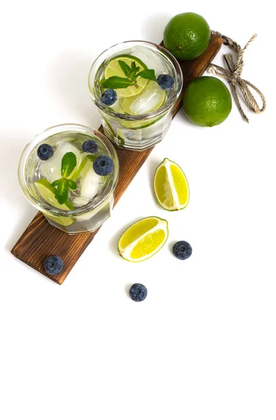 Çeşitli limonata ya da mojito kokteylleri, taze buzlu limonlu yabanmersinli su, beyaz tepeden izole edilmiş yaz sağlıklı detoks içecekleri.