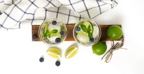 Çeşitli limonata ya da mojito kokteylleri, taze buzlu limonlu yabanmersinli su, beyaz tepeden izole edilmiş yaz sağlıklı detoks içecekleri.