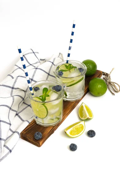 Çeşitli limonata ya da mojito kokteylleri, taze buzlu limonlu yabanmersinli su, beyaz tepeden izole edilmiş yaz sağlıklı detoks içecekleri.