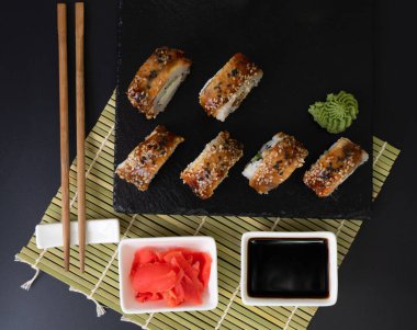 Siyah tahtada suşi seçimi, siyah gıda sınır arkaplanı