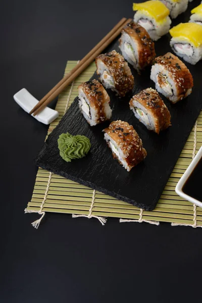 Sushi Výběr Černé Břidlice Černé Jídlo Okraje Pozadí — Stock fotografie