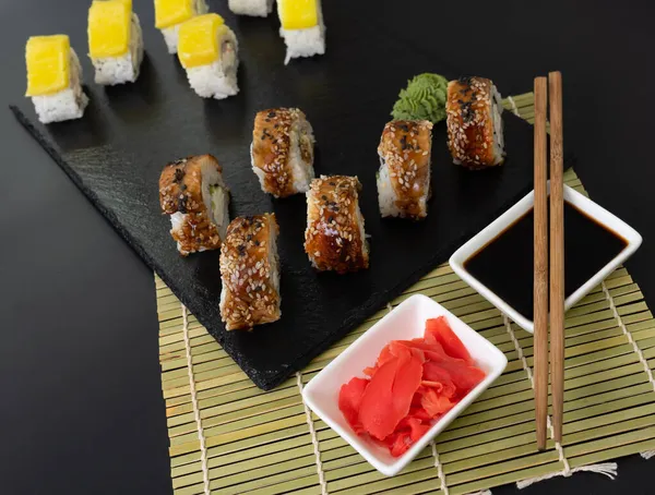 黒スレート 黒のフードボーダーの背景に寿司の選択 — ストック写真