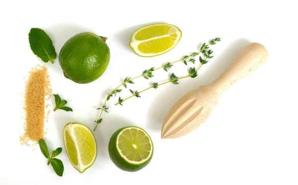 Mojito malzemeleri. Beyaz arka planda limon, nane ve kamış şekeri var. Tatlı şeker, nane yaprağı ve limon. Biberiye, kekik.