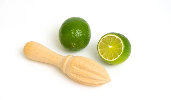 Olgun taze limes ve meyve sıkacağı. Beyaz arka plan üzerinde izole. Üstten Görünüm