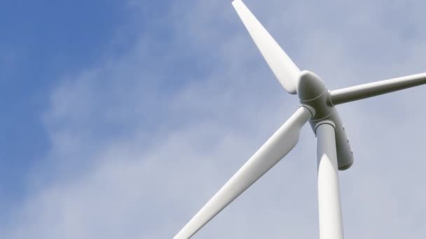 Turbina Eólica Girando Para Generar Electricidad Para Los Hogares Concepto — Vídeos de Stock