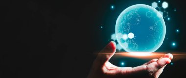 İşadamı elinde fotokopi uzayı siyah arka planına sahip mavi ışıldayan dünya hologramını tutuyor. İş ve teknoloji kavramı. Modern teknoloji ve meta-evren teması. İnsanlar ve dünya çapında gelecekçi yenilikler