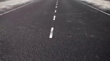 Kusursuz döngü yarış turbo aracı ve motosiklet Grunge Yolu 'nun arka planında hız üstündeler. Soyut bulanık duvar kağıdı konsepti