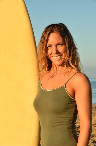 Mujer surfista — Foto de Stock