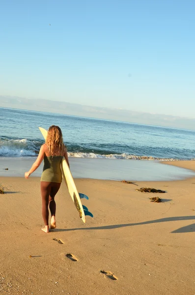 Surfing kvinna — Stockfoto