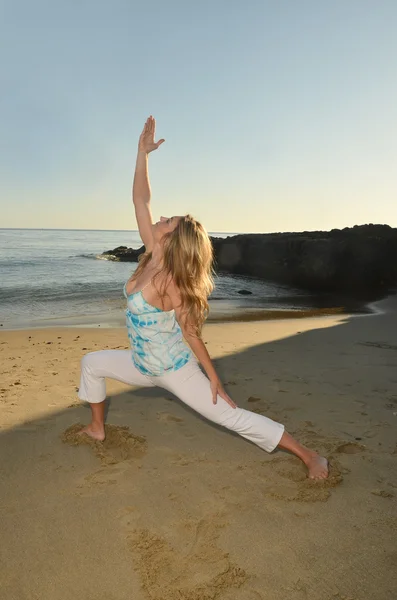 Sahilde günbatımı yoga — Stok fotoğraf