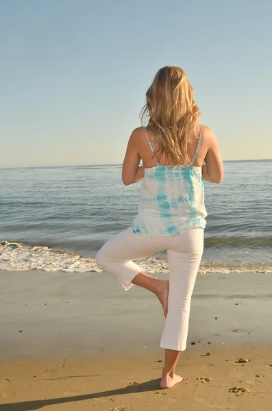 Sonnenuntergang Yoga am Strand — Stockfoto