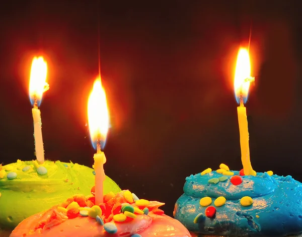 Doğum günü pastası ve mumlar — Stok fotoğraf