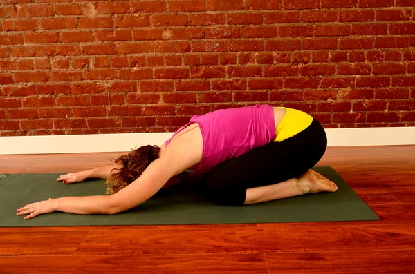 Frau macht Yoga — Stockfoto