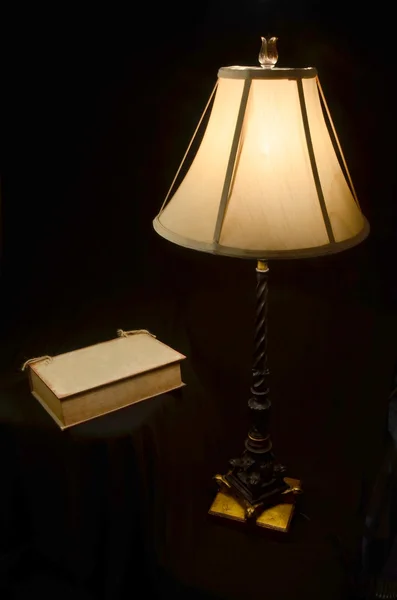 Lampada e libro — Foto Stock