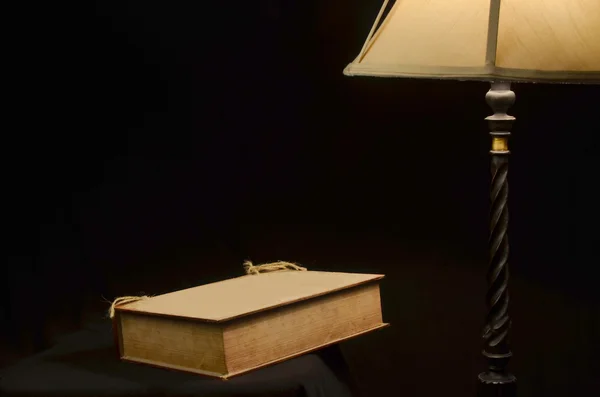 Lamp and Book — Stock Photo, Image