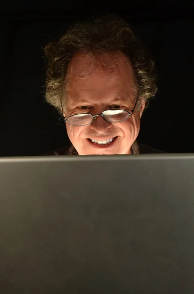 Yaşlı bir adam üstünde bilgisayar — Stok fotoğraf