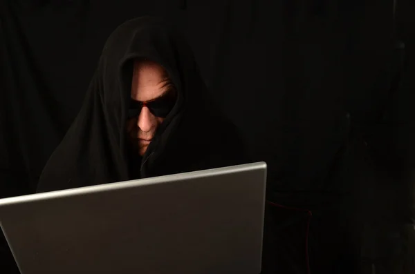 Ladrón espiar a la computadora — Foto de Stock