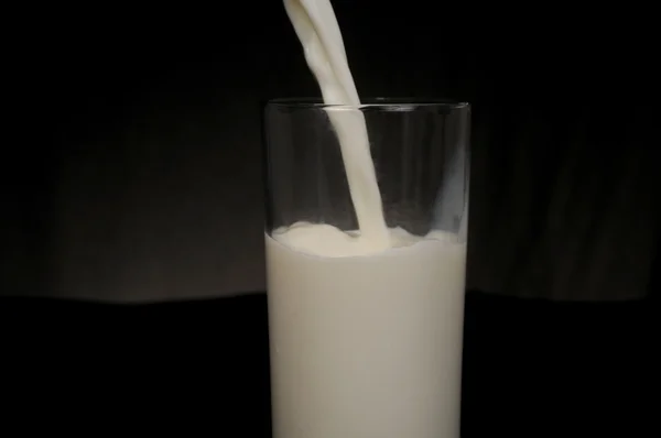 Залить молоком — стоковое фото