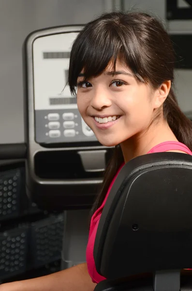 Femme asiatique au gymnase — Photo