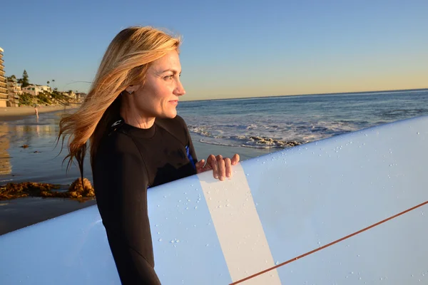 Vrouw surfer — Stockfoto