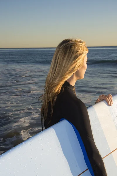 Surfer kobieta — Zdjęcie stockowe