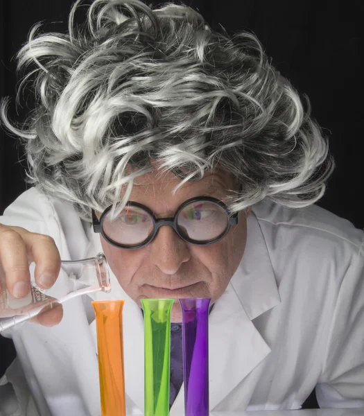 Bilim adamı ve test tüpleri — Stok fotoğraf