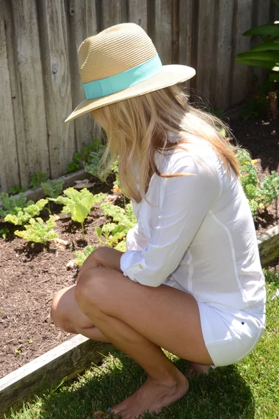 Frau im Garten — Stockfoto