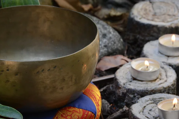 蝋燭およびチベットの鐘 — ストック写真