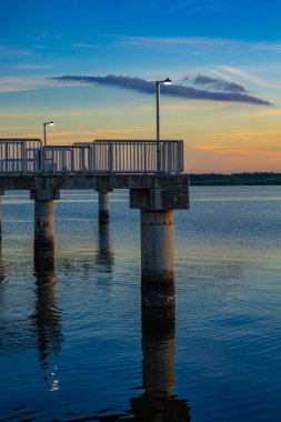 İskele, Meksika Körfezi üzerindeki uzak ufka doğru ilerliyor.