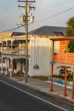 3 Aralık 2021 'de açık bir sabahta ikinci caddeye bakıyorum.