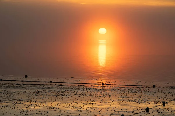 橙色太阳是墨西哥湾上空太阳的摘要 免版税图库照片
