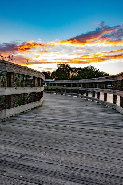 Głęboko Błękitne Niebo Nad Drewnianym Chodnikiem Piękny Wieczór Zachód Słońca — Zdjęcie stockowe