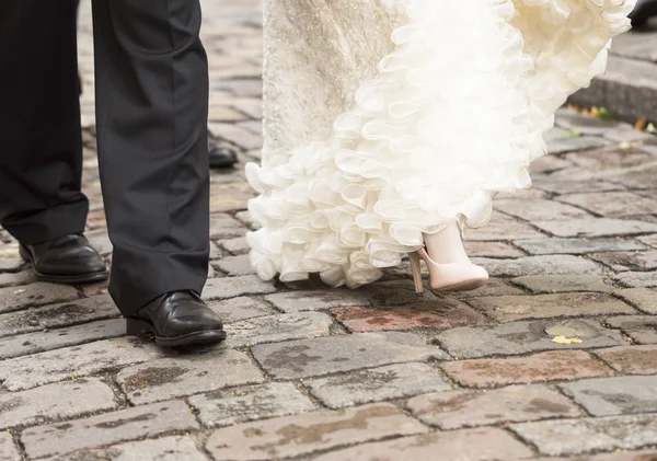 Bride and groom walking — Stock Photo, Image