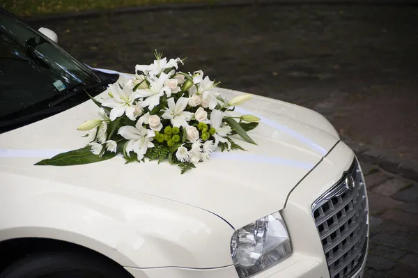 Carro de casamento com flores no capô — Fotografia de Stock