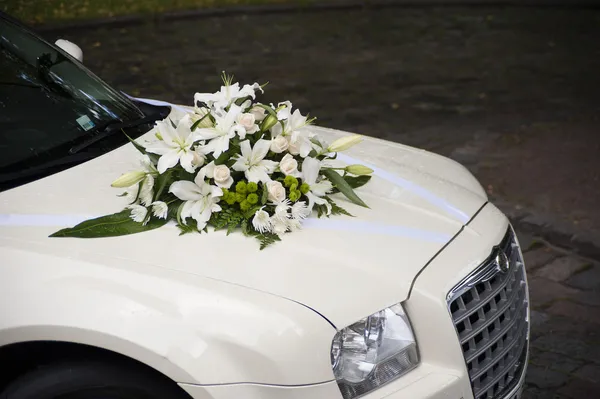 在引擎盖上的花的婚礼车 图库图片