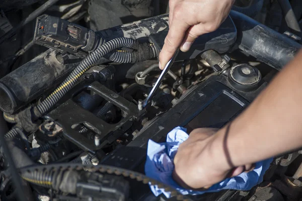 Bir araba tamircisi onarır — Stok fotoğraf