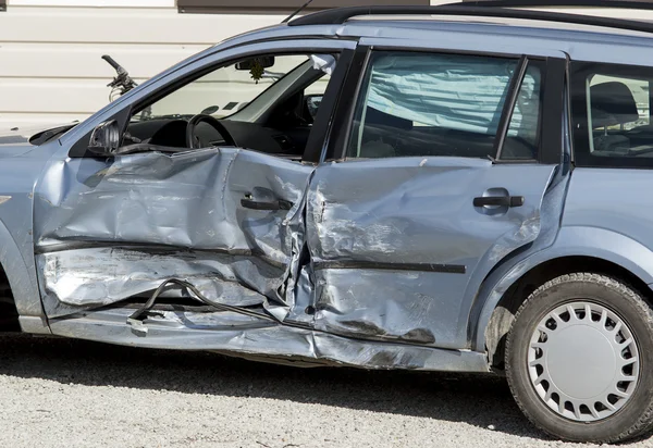 Gecrashte auto zijaanzicht — Stockfoto