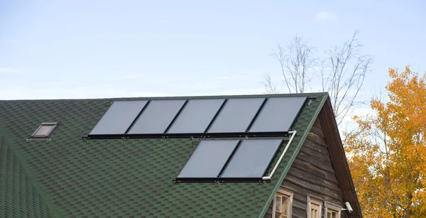 Painéis solares no telhado Fotos De Bancos De Imagens