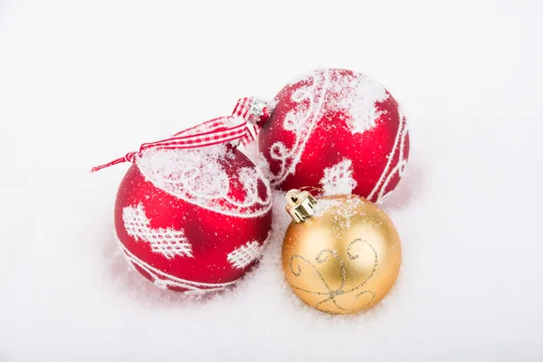 Drie decoratie ballen op sneeuw — Stockfoto